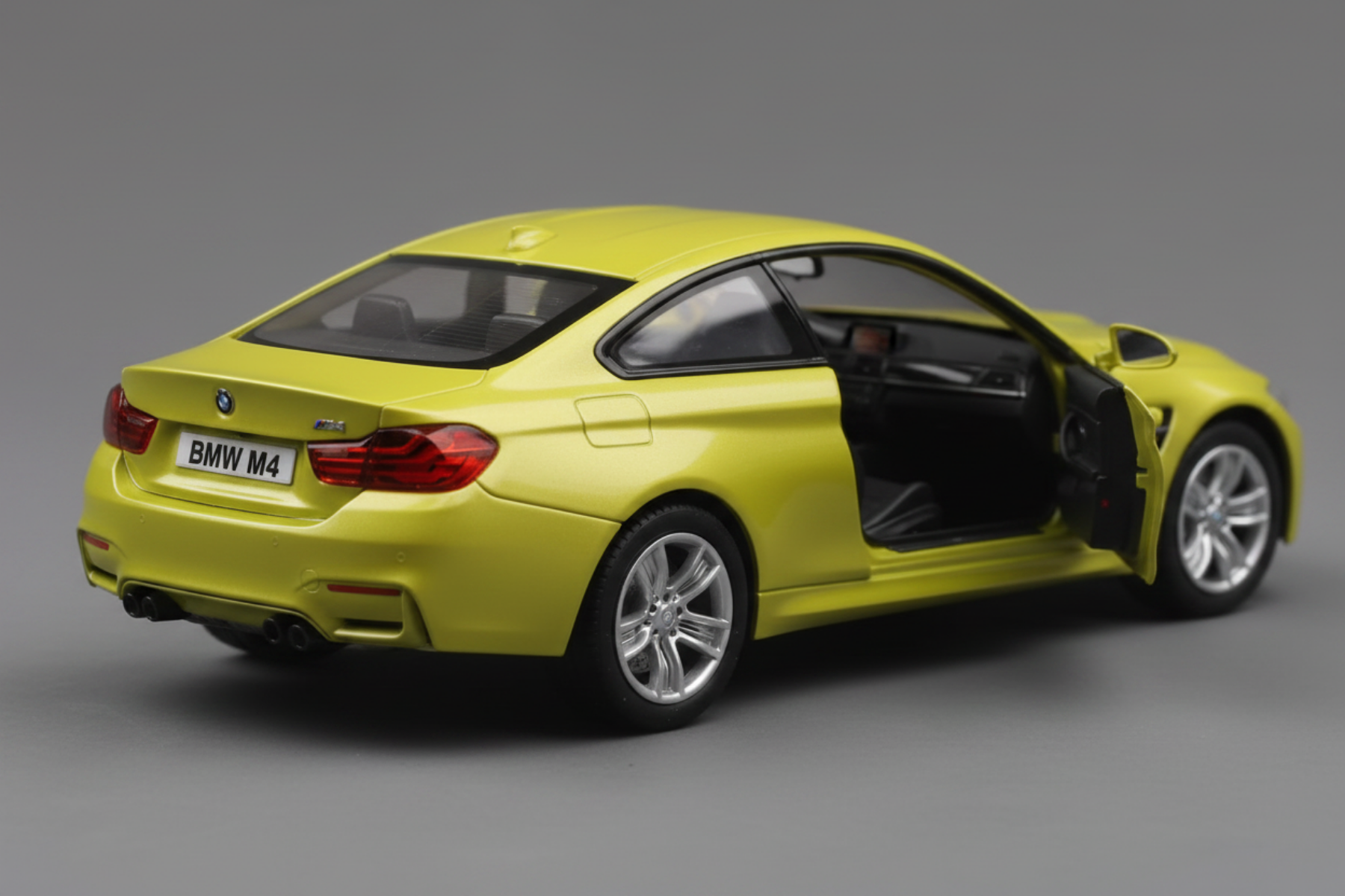 BMW F82 M4 1/36