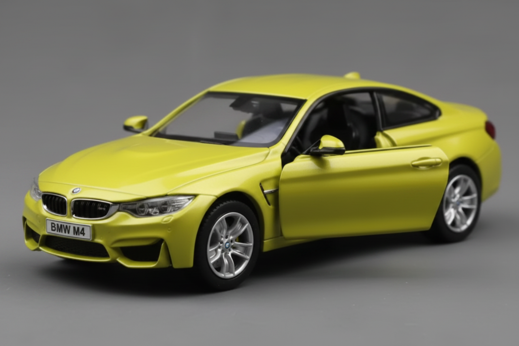 BMW F82 M4 1/36